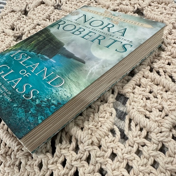 ISLAND OF GLASS Nora Roberts’ Book 3 of the Guardian Trilogy - Picture 4 of 4
